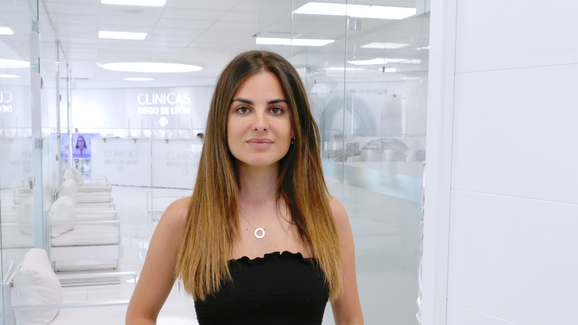 Alexia Rivas prueba el “Efecto Buena Cara”, su truco infalible para borrar el estrés facial