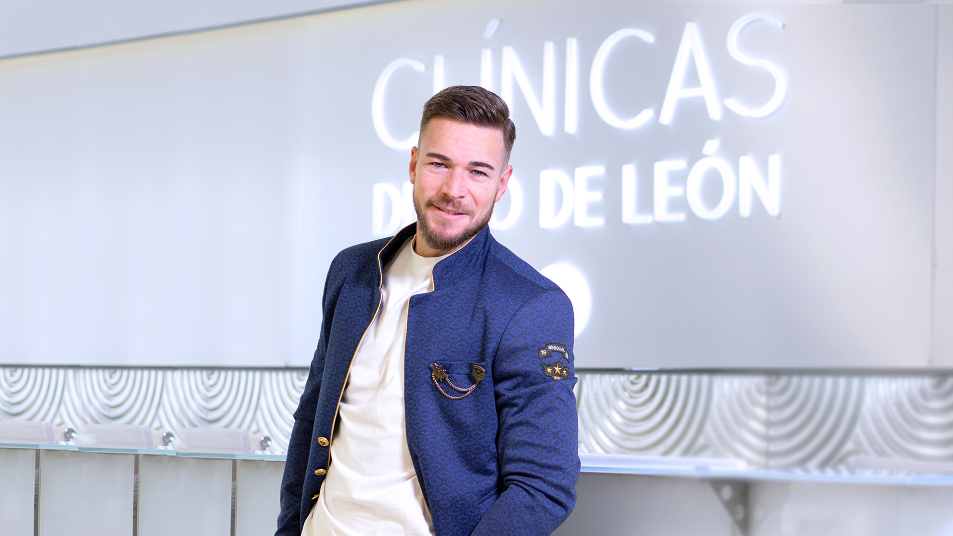 Tony Spina perfecciona la marcación de sus abdominales con HIFU