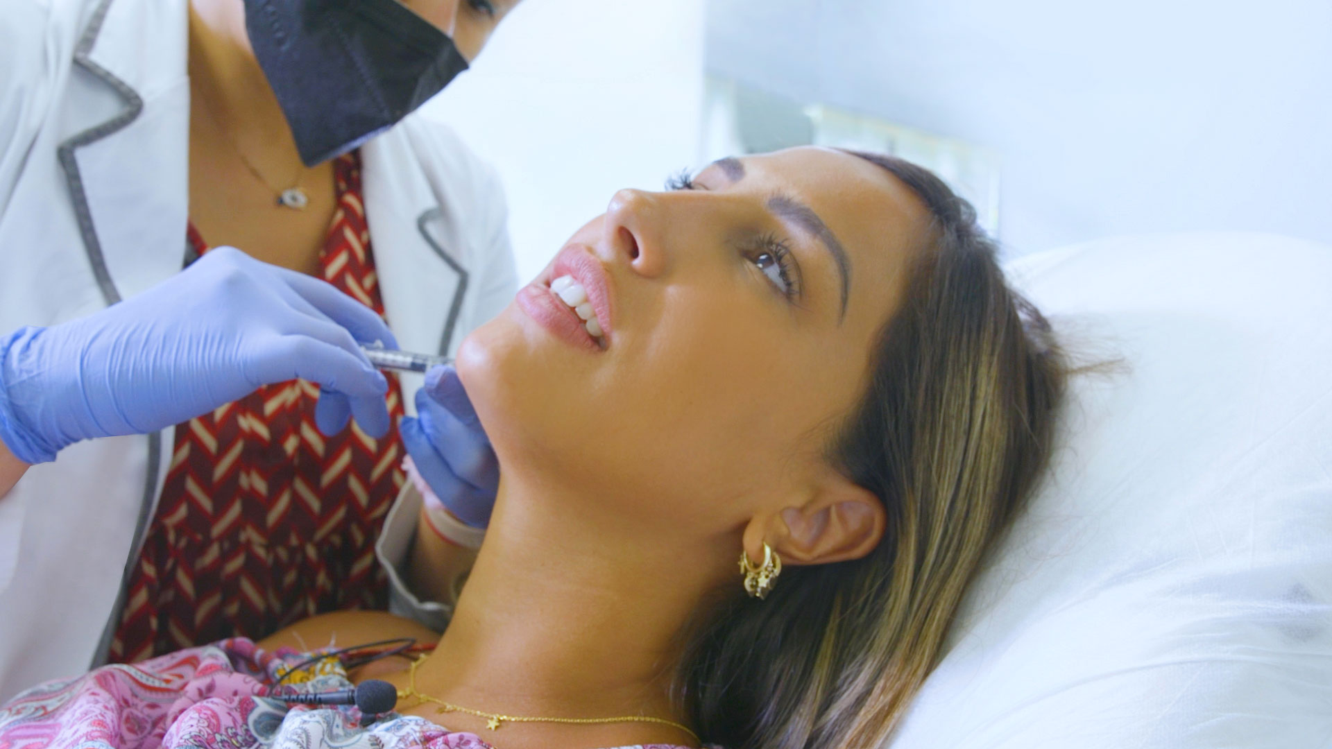 Noemí Salazar se perfila la mandíbula para estilizar el rostro